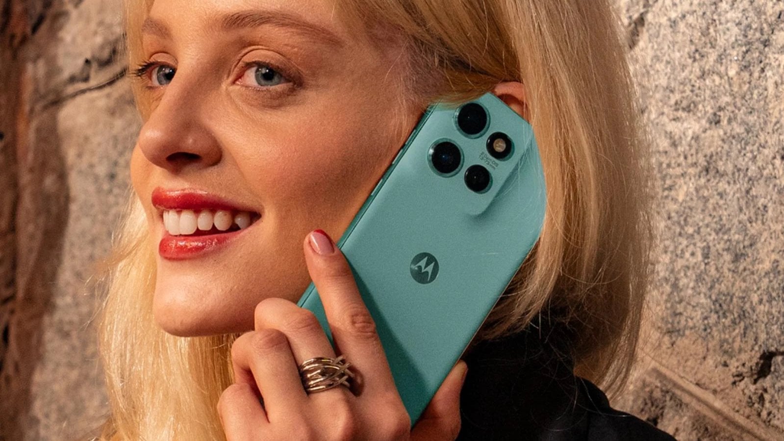 Una modella bionda usa un Motorola Edge 60 Neo