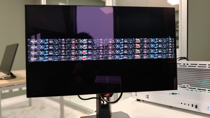 Il classico UFO Test, che qui ci permette di apprezzare anche quanto sia importante la gestione della luce ambientale con questo rivestimento 'glossy' di ASUS