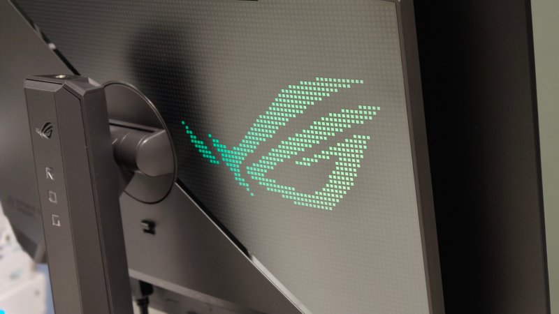 L'estetica dell'ASUS ROG Strix OLED XG27AQWMG è sobria, nonostante il logo RGB (che può essere spento)