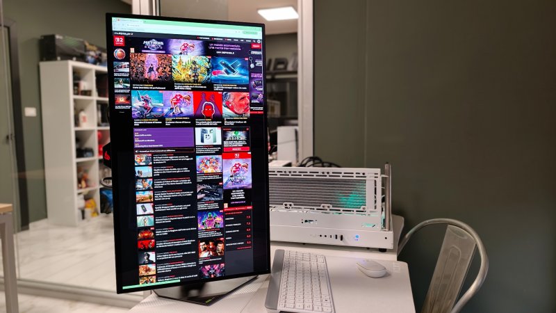 Il supporto dell'ASUS ROG Strix OLED XG27AQWMG si può ruotare anche in verticale