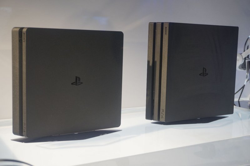 A sinistra PS4 Slim, a destra PS4 Pro
