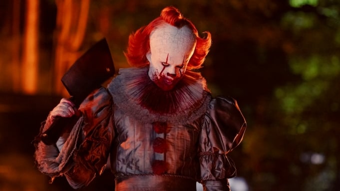 Bill Skarsgård nei panni di Pennywise è una... gioia da rivedere