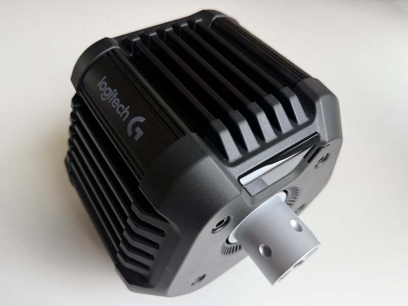 Logitech ha ridotto al minimo le dimensioni della base RS50, riuscendo anche ad eliminare la dissipazione attiva