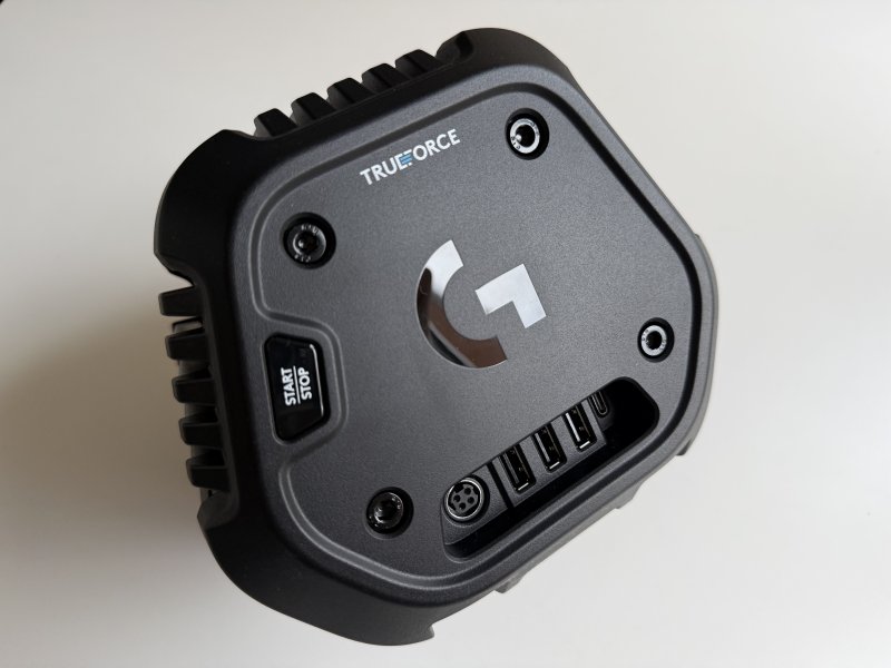 Il lato posteriore della base Logitech RS50 ha una sezione dedicata alle porte USB e una porta proprietaria alle quali collegare tutte le periferiche della postazione di guida