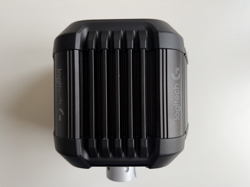 La base RS50 offre un sistema di dissipazione passiva mediante i fori presenti lungo la struttura