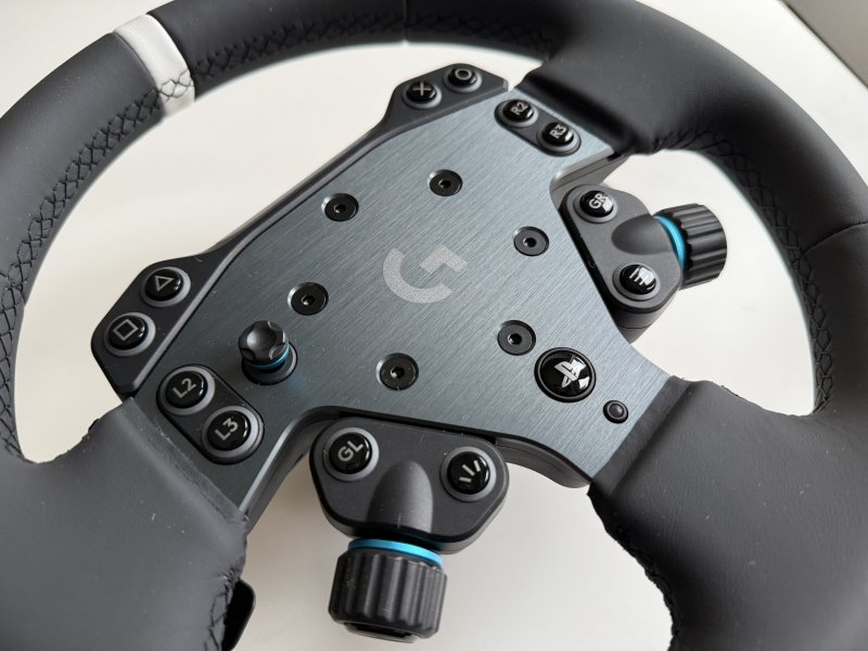 La disposizione dei pulsanti sul volante Logitech G RS50 è molto ergonomica e facile da raggiungere con i pollici
