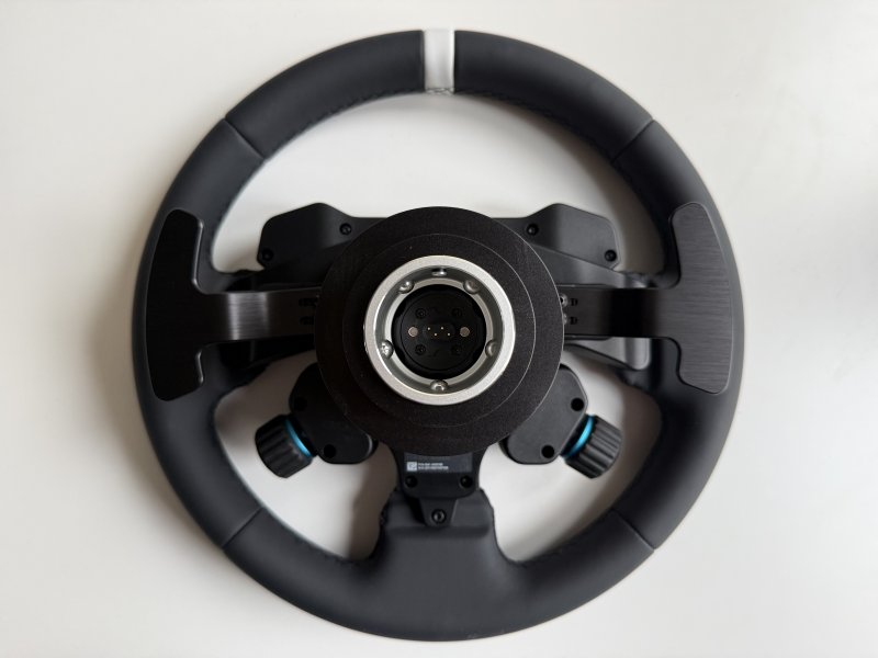 Il perno centrale del volante Logitech G RS50 si aggancia con un pratico meccanismo Quick Release