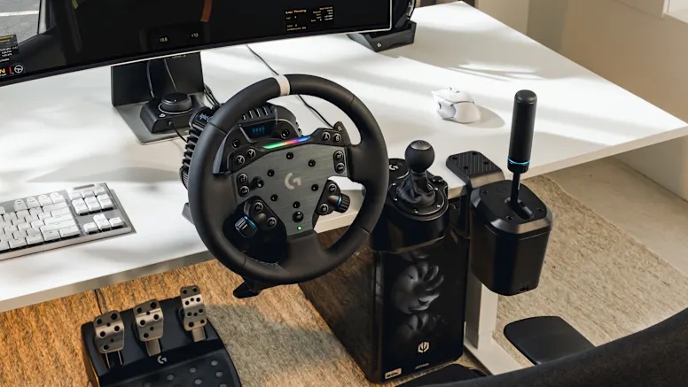 Il volante Logitech G RS50 può essere usato con tutti gli accessori Logitech come pedaliere e cambio ad H