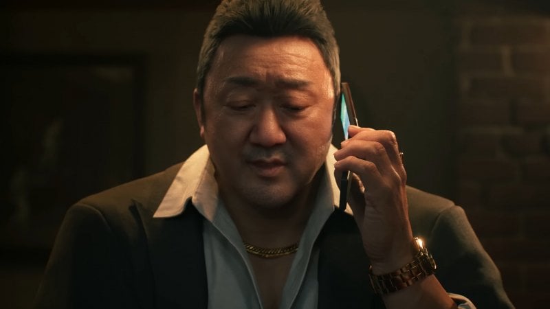 Shin a telefono nel teaser di Gang of Dragon