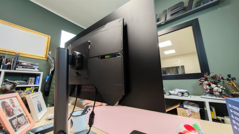 L'estetica del GIGABYTE MO27Q28G è molto sobria