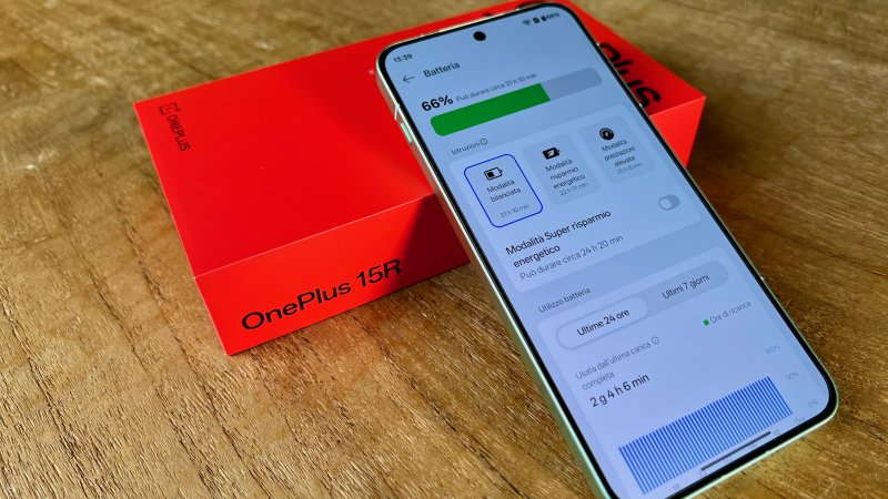 La batteria di OnePlus 15R è molto capiente e la ricarica rapida, anche se solo cablata