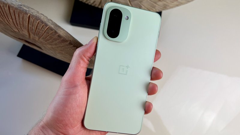 La scocca di OnePlus 15R è piacevole al tocco e non trattiene le impronte