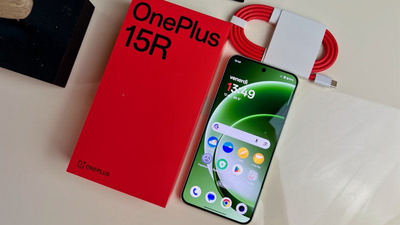 La dotazione di accessori di OnePlus 15R è ridotta all'osso