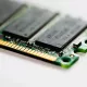 L'IA continua a far felici i produttori di memorie DRAM: Samsung si riprende la vetta, cala SK hynix