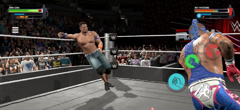 John Cena si prepara a effettuare una mossa speciale su Rey Mysterio in WWE 2K25: Netflix Edition