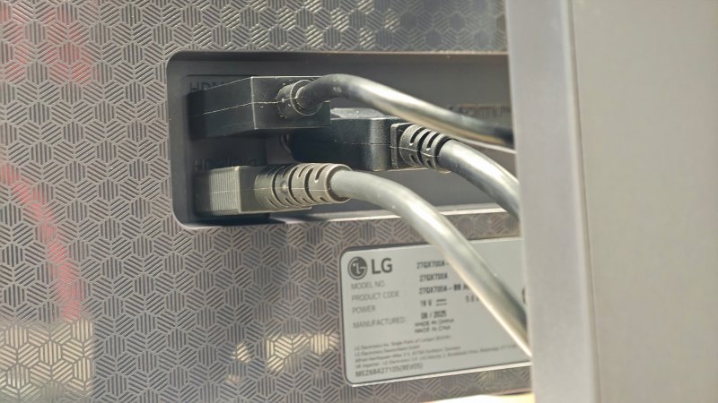 La dotazione di ingressi dell'LG UltraGear OLED 27GX700A è essenziale