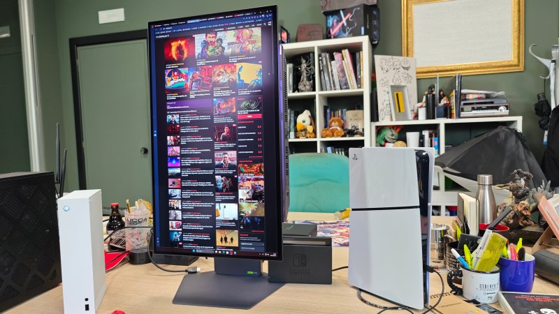 Lo stand del monitor LG 27GX700A permette anche l'uso in verticale