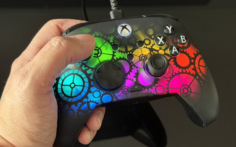 Il Turtle Beach Afterglow Ignite impugnato e acceso