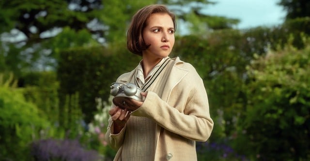 Mia McKenna-Bruce in una scena de I sette quadranti di Agatha Christie