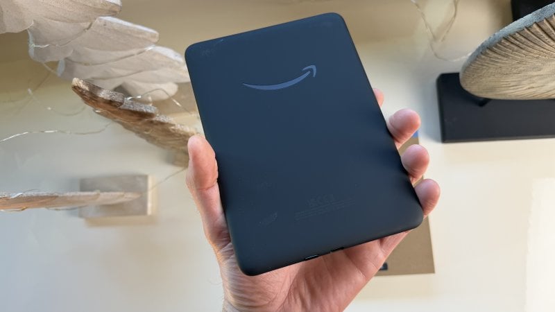 L'aspetto del Kindle Colorsoft è quasi indistinguibile da quello del Paperwhite