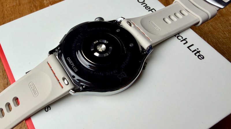 Il caricabatterie proprietario si aggancia al retro di OnePlus Watch Lite tramite pin magnetici