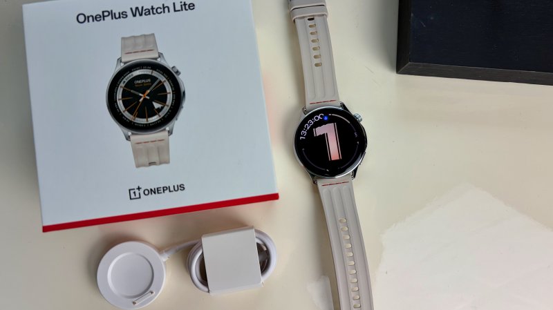 Il sample di OnePlus Watch Lite che abbiamo ricevuto comprendeva il caricabatterie, ma in realtà va acquistato a parte