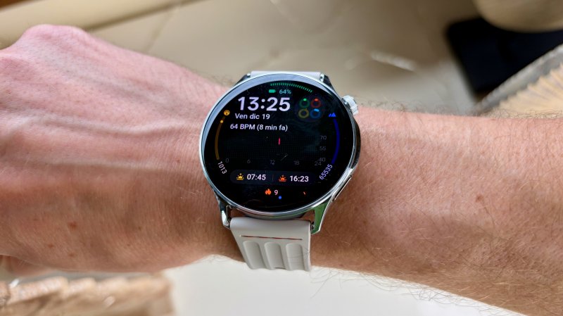 Il design di OnePlus Watch Lite è convincente e il peso è irrisorio