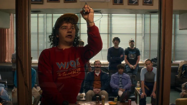 Dustin e i suoi spiegoni in una scena di Stranger Things 5