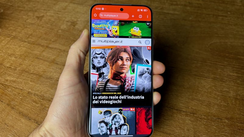 Il display di POCO M8 Pro ha i bordi curvi, in un periodo in cui quasi tutti optano per schermi piatti
