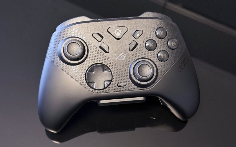 Il ROG Raikiri 2 sulla sua base di ricarica