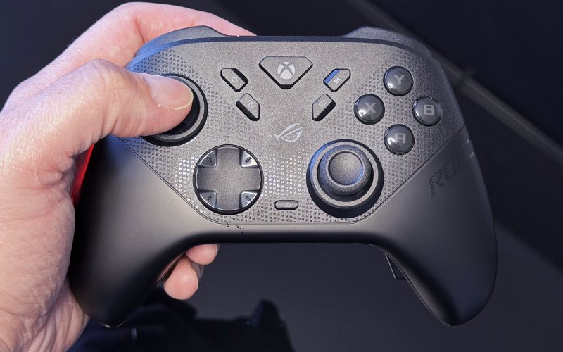 Il ROG Raikiri 2 impugnato