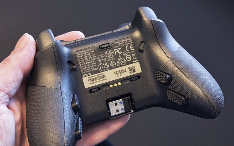 Il retro del ROG Raikiri 2, con i tasti extra, i vari selettori e lo scompartimento con l'adattatore wireless