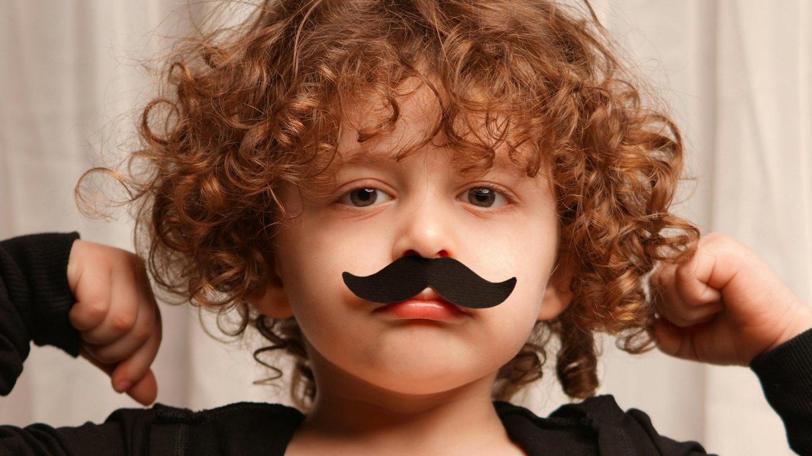 Un bambino con i baffi