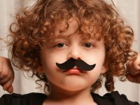 Bastano dei baffi finti ai bambini per superare il sistema di verifica dell'età di Roblox? La replica della compagnia