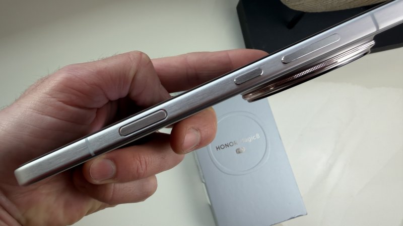 Il tasto dedicato all'attivazione delle funzioni di IA è la novità di quest'anno