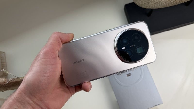 Il design di HONOR Magic8 Pro cambia poco o nulla dal predecessore