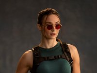 Sophie Turner nei panni di Lara Croft: la prima foto ufficiale della protagonista di Tomb Raider di Prime Video