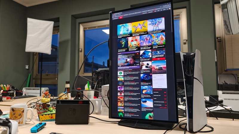 Lo stand del monitor MSI MPG 271QR QD-OLED X50 permette l'orientamento verticale