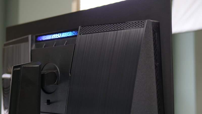 L'estetica è piuttosto classica per i monitor MSI