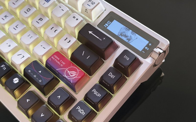 Una presenza inquietante nel display OLED della ROG Azoth X