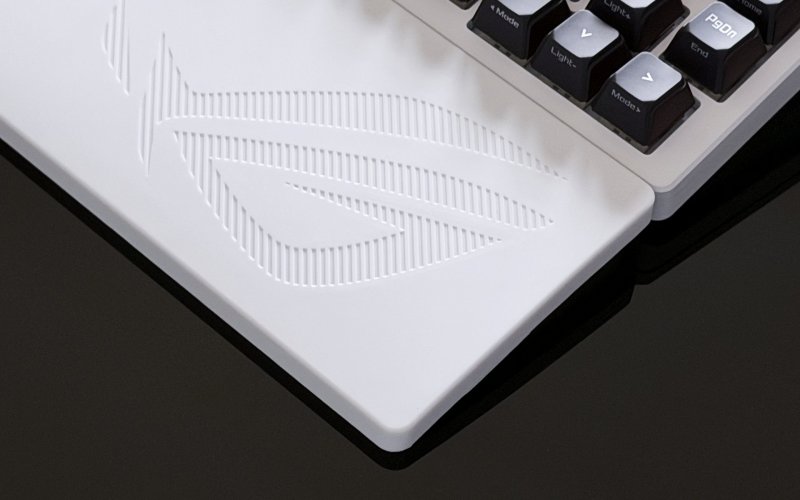 Il logo ROG sul supporto per i polsi in silicone della ROG Azoth X