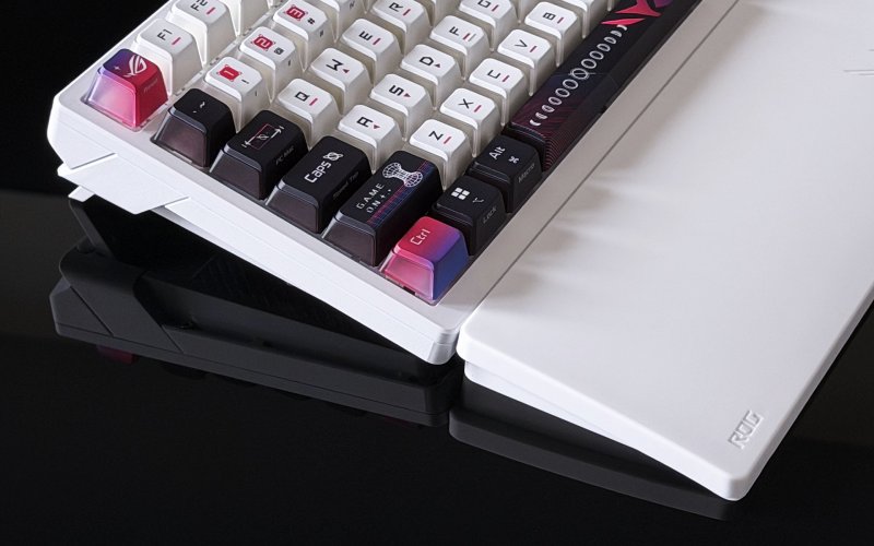 Anche sulla ROG Azoth X il poggiapolsi non ha agganci magnetici