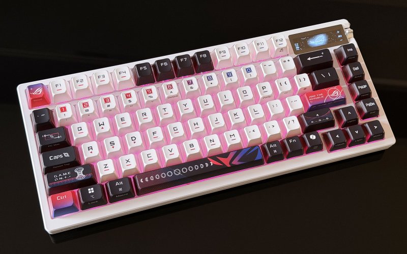 La ROG Azoth X con l'illuminazione accesa e l'effetto 'glow' dei copritasto traslucidi