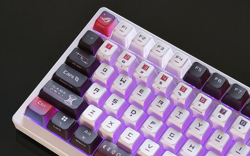 Il dettaglio dei tasti con illuminazione viola sulla ROG Azoth X