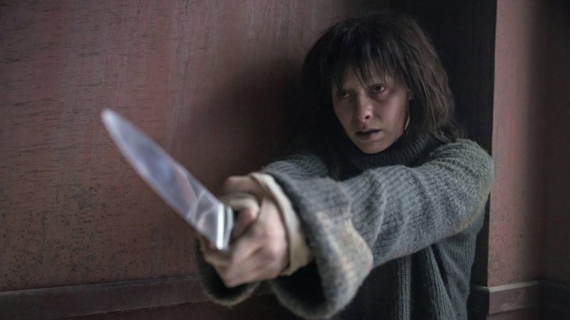 Angela è interpretata dalla stessa attrice di Mary