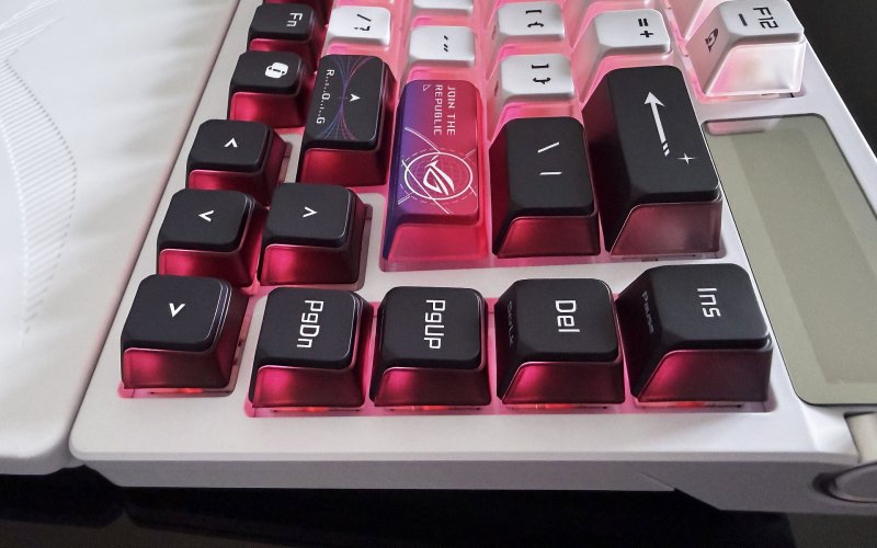 Uno sguardo ravvicinato ai copritasto traslucidi della ROG Azoth X
