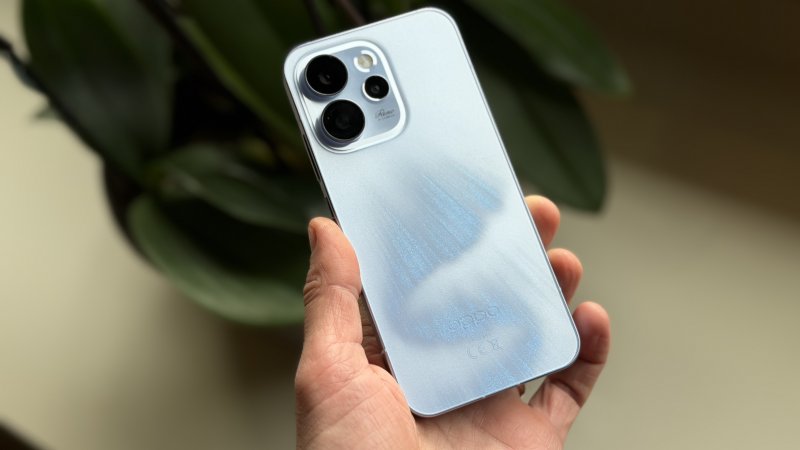 L'aspetto di OPPO Reno15 Pro è veramente molto simile a iPhone Pro