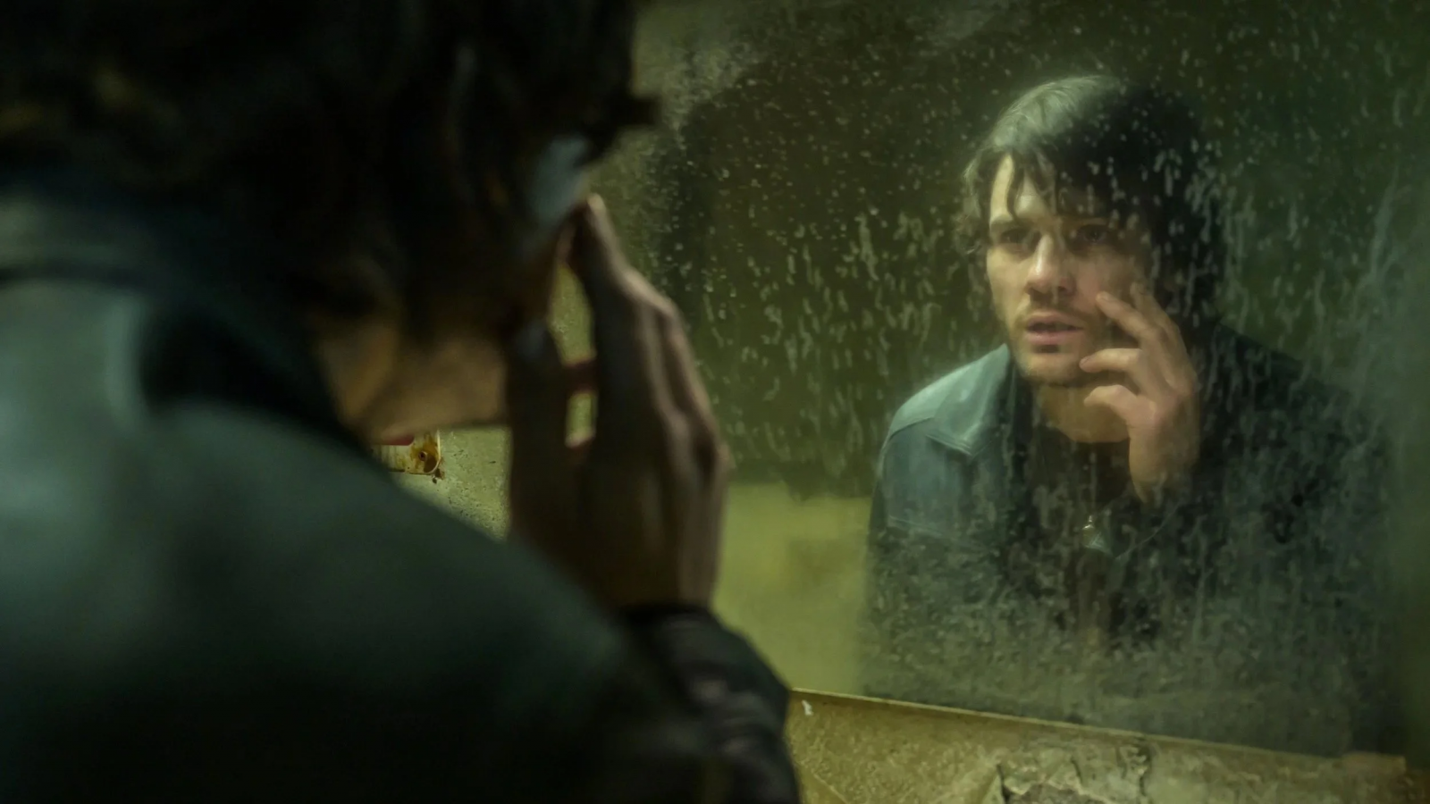 James Sunderland si guarda allo specchio in Return to Silent Hill