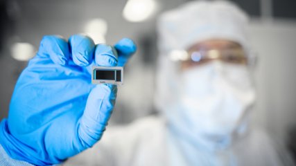 Intel presenta substrati in vetro e packaging avanzato per i chip IA di nuova generazione