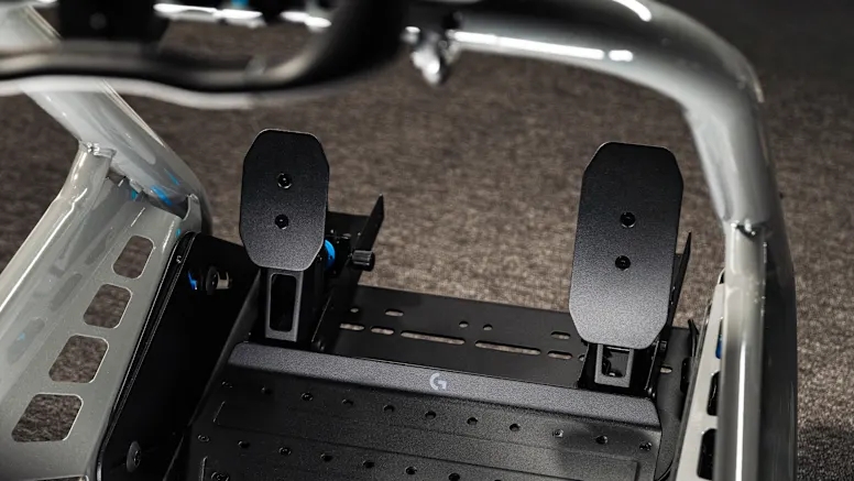 La pedaliera Logitech G RS Pedals nella configurazione a due pedali consente di tenere i due piedi ben distanti tra loro